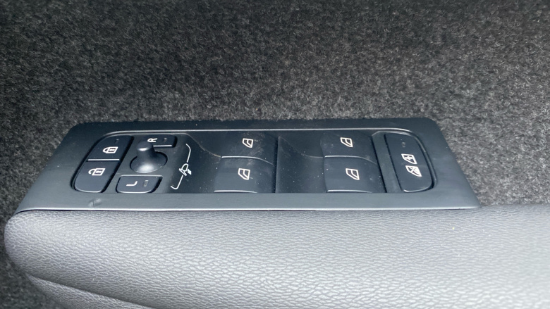 Volvo XC40 2.0 B4P Ultra Dark 5dr Auto Petrol Estate